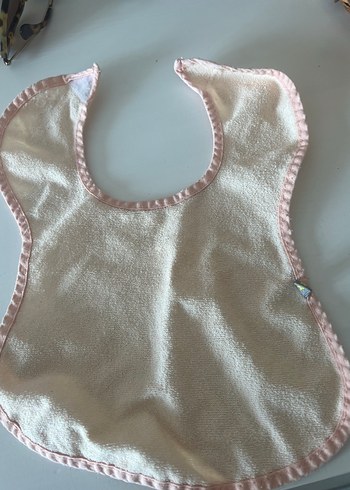 Pastel Kenarlı Beyaz Bebek Önlüğü