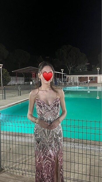 Gümüşle pembe birleşimi parlak abiye