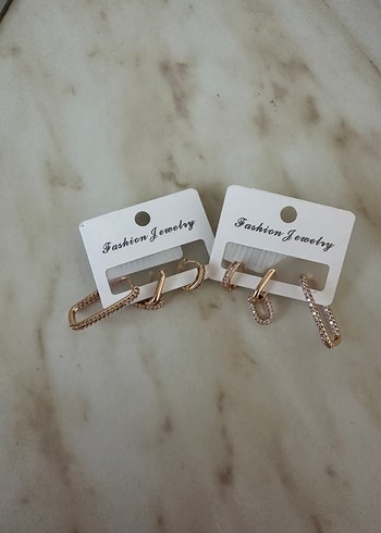 Beden Zincir Detaylı Altın Renk Mini Küpeler