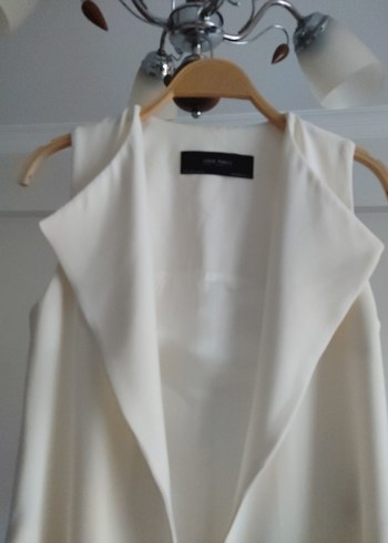 Zara yanlardan yırtmaçlı uzun yelek