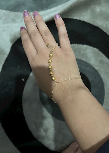 Altın Renkli Boncuklu Minimalist El Zinciri - Görsel 2