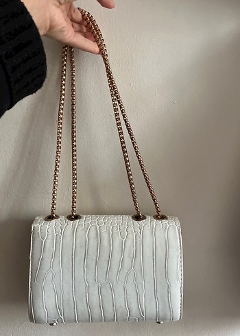 Zincir Detaylı Beyaz Deri Yılan Desenli Çanta - Görsel 3
