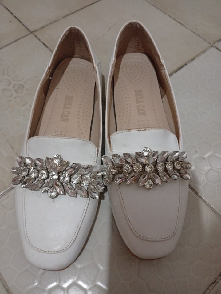 Beyaz Tokalı Kadın Düz Ayakkabı - Görsel 2