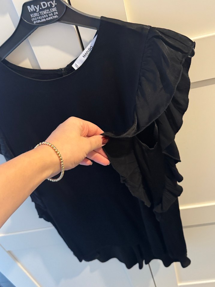 Siyah Kısa Kollu Fırfırlı Bluz - Görsel 2