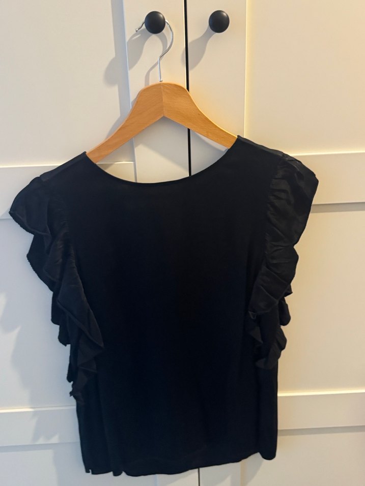 Siyah Kısa Kollu Fırfırlı Bluz - Görsel 4