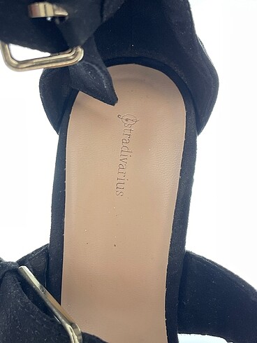 39 Beden siyah Renk Stradivarius Dolgu Topuk %70 İndirimli.