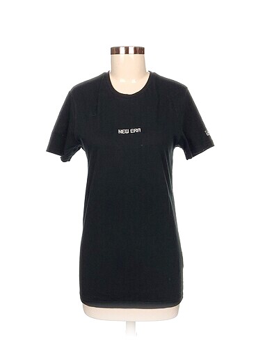 New Era T-shirt %70 İndirimli.