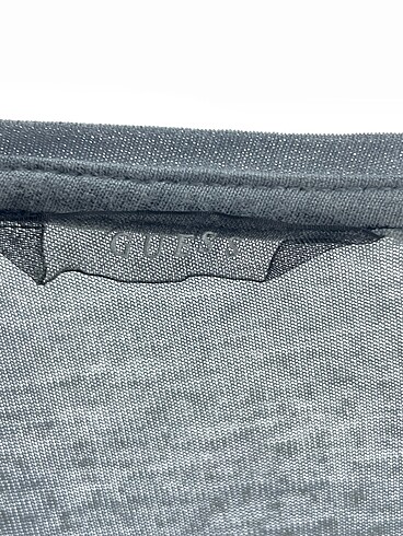 s Beden gri Renk Guess T-shirt %70 İndirimli.