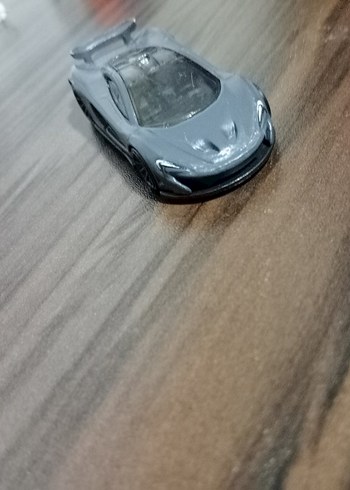 mclaren p1 camında bir çizik bulunmaktadır. çok değerli araçtır