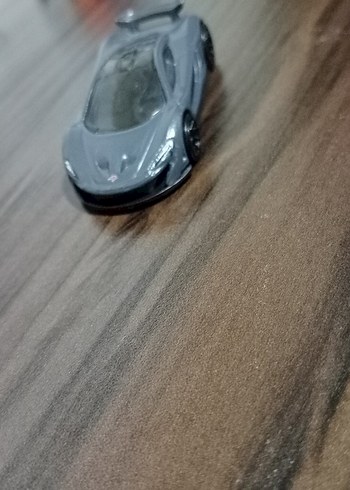 Beden mclaren p1 camında bir çizik bulunmaktadır. çok değerli araçtır