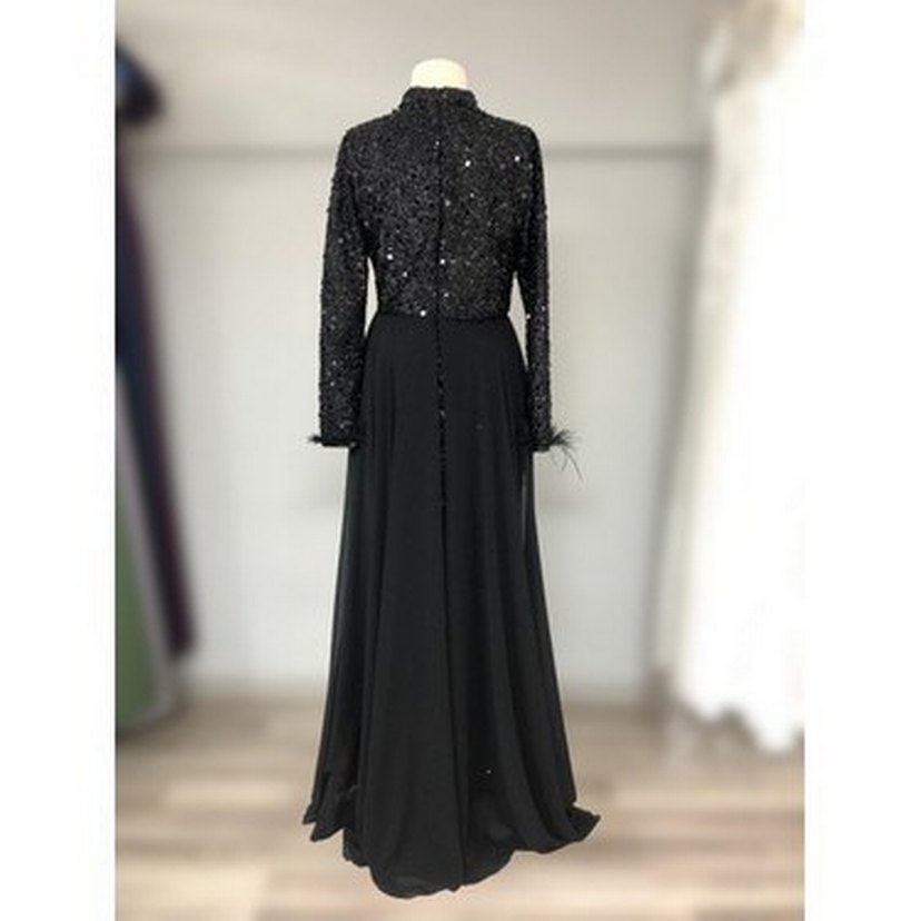 Uzun Siyah Drapeli Yüksek Yakalı Kadın Abiye Elbise
Satılıktır - Görsel 2