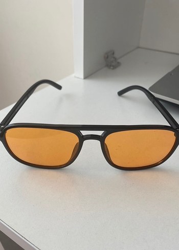 Minimalist Bej Kadın Güneş Gözlüğü - Görsel 2