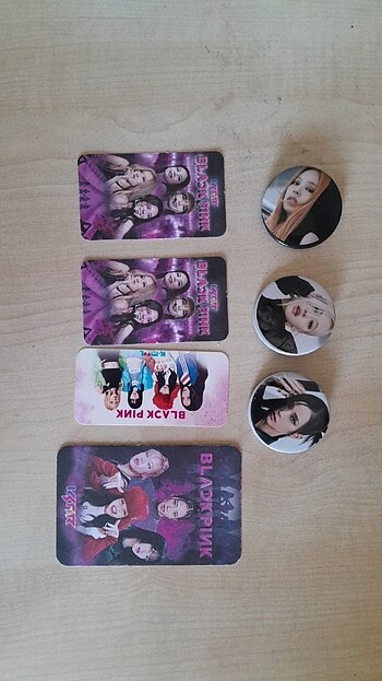 Blackpink rozetleri, büyük ve küçük not kartları
