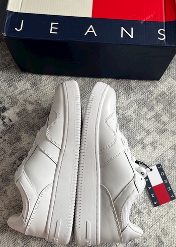 38 Beden beyaz Renk Tommy Jeans Kadın