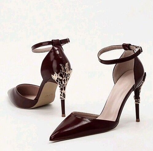 Yves Saint Laurent topuklu ayakkabı