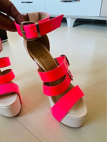 Zara Bilekten bağlamalı topuklu ayakkabı