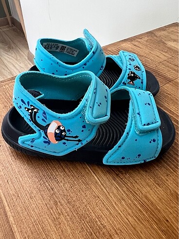 22 numara Adidas sandalet