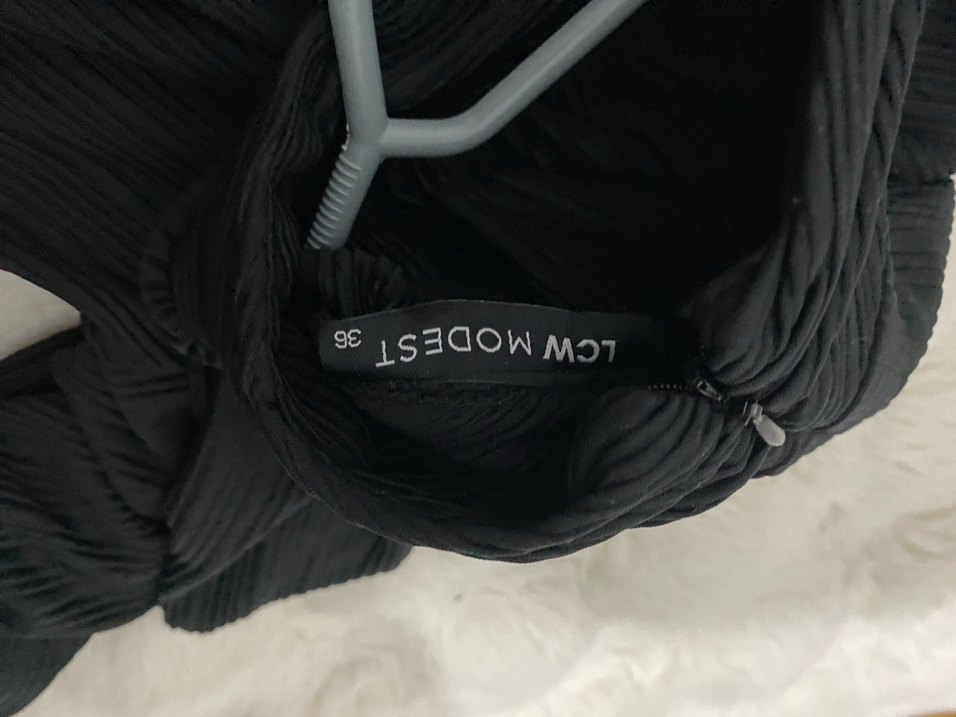 Uzun Siyah Piliseli Kadın Elbise - Görsel 2