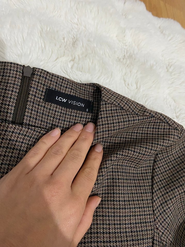 V Yaka Ekoseli Midi Elbise - Görsel 4