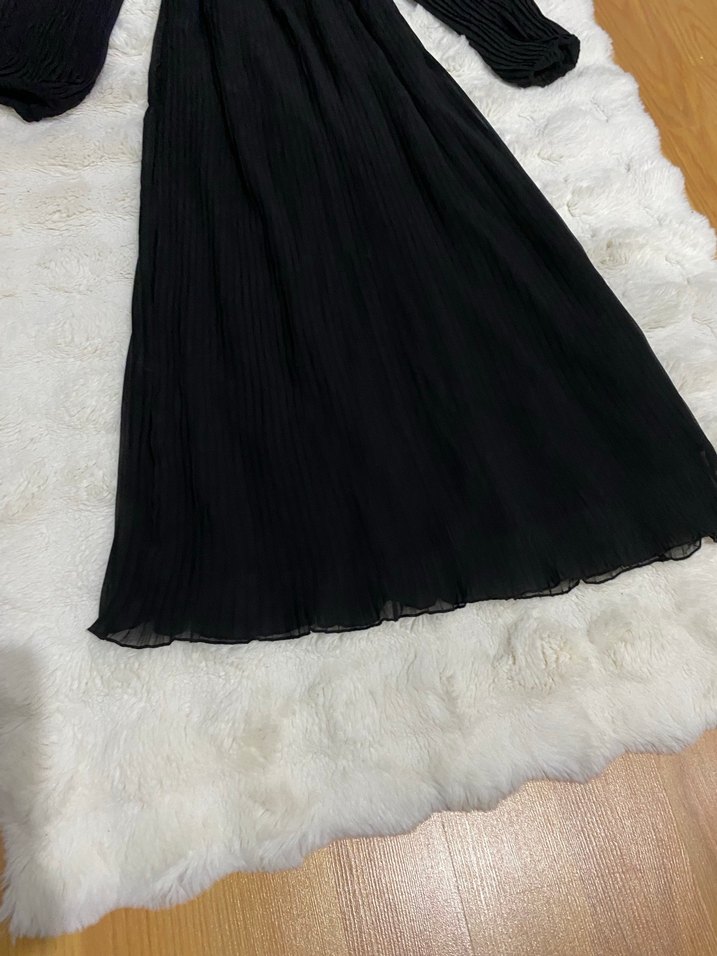 Siyah Piliseli Uzun Kollu Uzun Elbise - Görsel 4