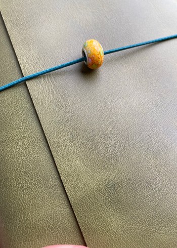  Beden Renk Limon yeşili renkli deri kapaklı defter A5 ölçülerinde