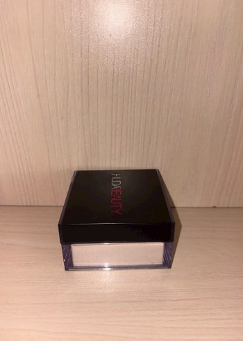 HUDA BEAUTY Pound Cake pudra