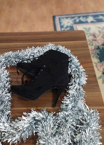 Siyah Süet Stiletto Bağcıklı Kadın Bot - Görsel 3