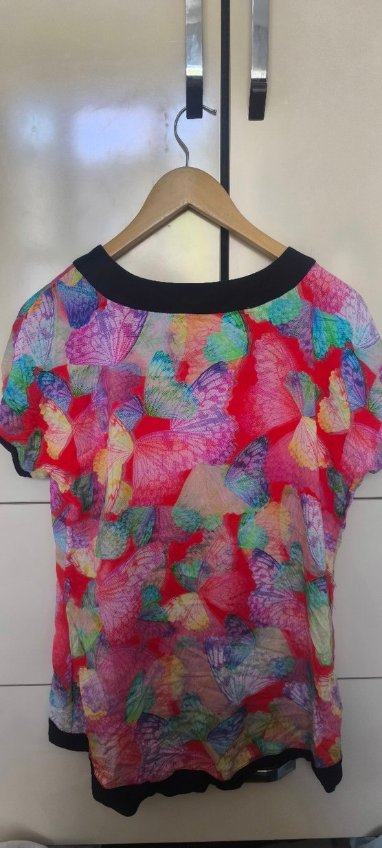 Renkli Kelebek Desenli Salaş Kadın Tişört - Görsel 3