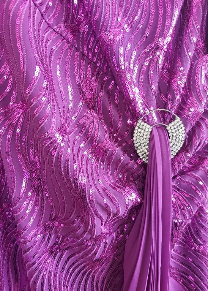 Şık ,kendinden pullu kumaş,uzun,kare yaka ve yarım kollu abiye.K - Görsel 2