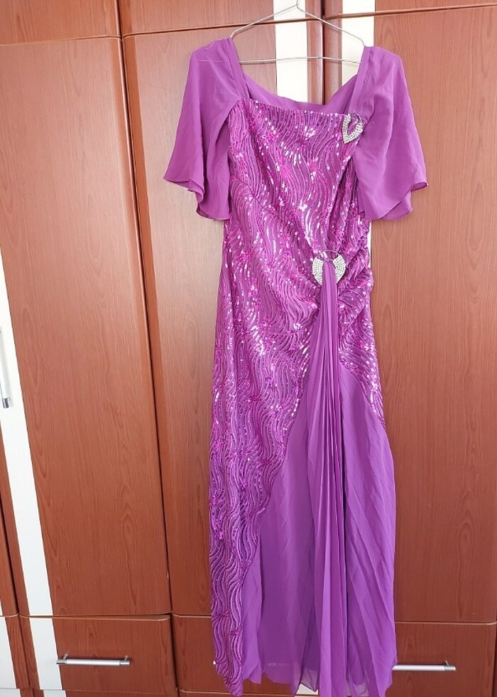 Şık ,kendinden pullu kumaş,uzun,kare yaka ve yarım kollu abiye.K - Görsel 4