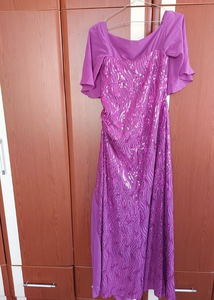 Şık ,kendinden pullu kumaş,uzun,kare yaka ve yarım kollu abiye.K - Görsel 2