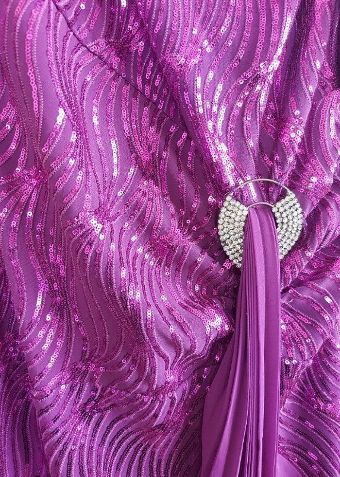 Şık ,kendinden pullu kumaş,uzun,kare yaka ve yarım kollu abiye.K - Görsel 3