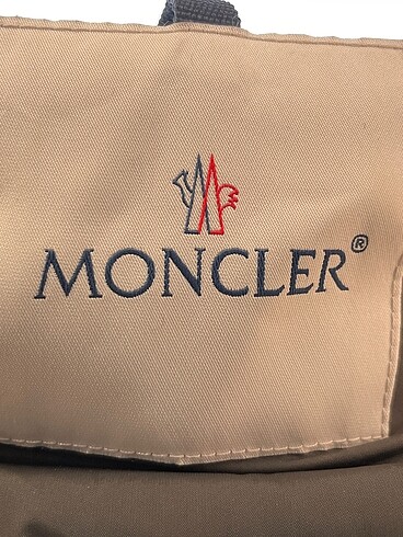36 Beden yeşil Renk Moncler Kaban %70 İndirimli.