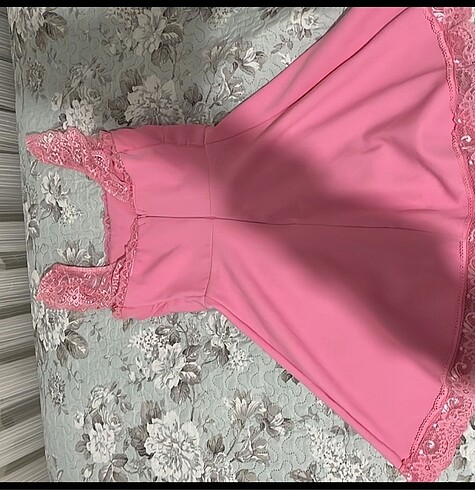 Pembe elbise