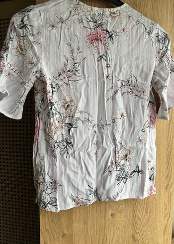 V Yaka Kısa Kollu Desenli Keten Gömlek - Görsel 3