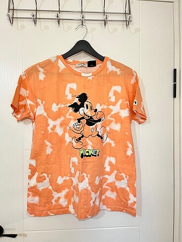 Desenli turuncu t-shirt