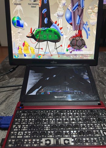 Kırmızı Packard Bell Laptop - Görsel 8