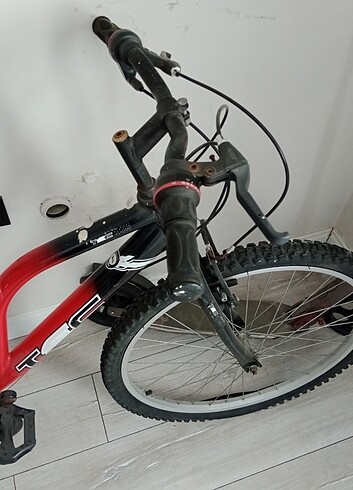 Diğer Kırmızı bisiklet