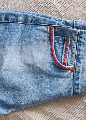 Nakışlı Düğmeli Mavi Mini Kot Şort - Görsel 2