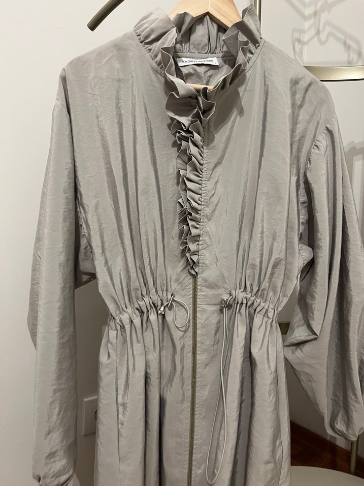 Kadriye Baştürk Kadın Fırfırlı Trençkot - Görsel 5