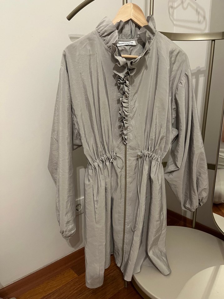 Kadriye Baştürk Kadın Fırfırlı Trençkot - Görsel 3