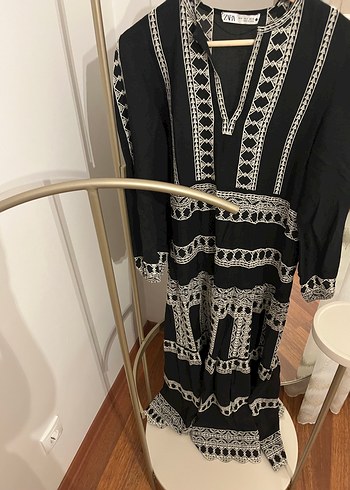 Zara Siyah Uzun Nakış Detaylı Elbise - Görsel 3