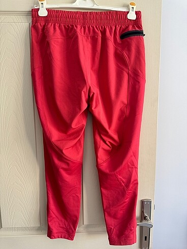 38 Beden kırmızı Renk UNDER ARMOUR HİBRİT EŞOFMAN ALTI