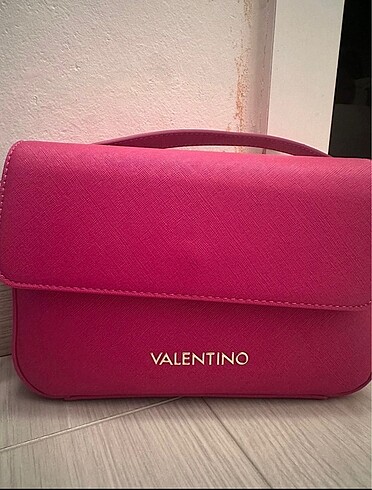 Valentino pembe renkli