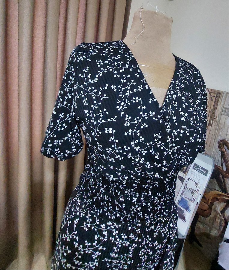 V Yaka Siyah Midi Elbise - Görsel 2