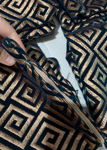 Altın İşlemeli Koyu Renkli Kırlent Kılıfı - Görsel 3