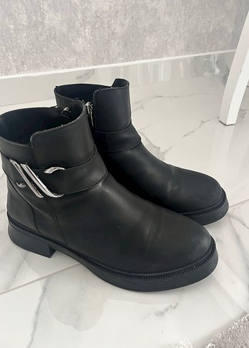 Kadın Siyah Deri Tokalı Topuklu Bot - Görsel 2