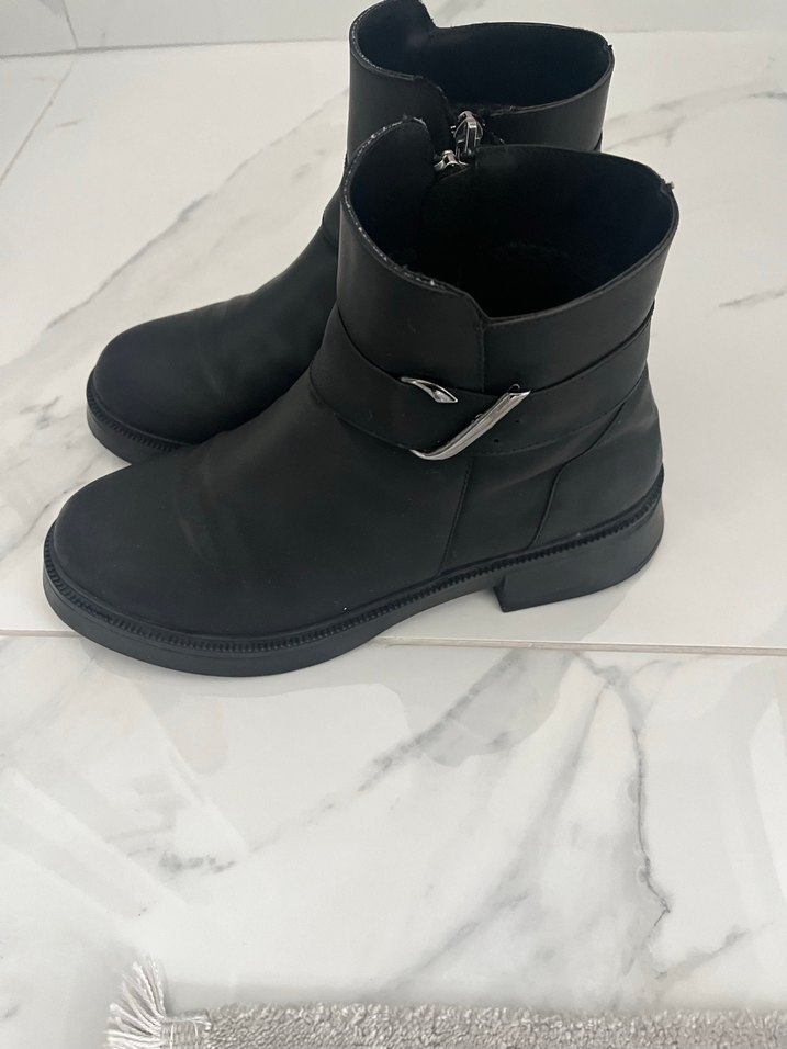 Kadın Siyah Deri Tokalı Topuklu Bot - Görsel 3