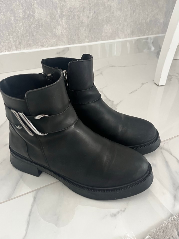 Kadın Siyah Deri Tokalı Topuklu Bot - Görsel 2