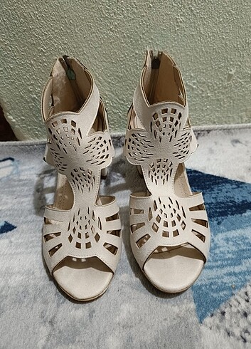Topuklu ayakkabı 